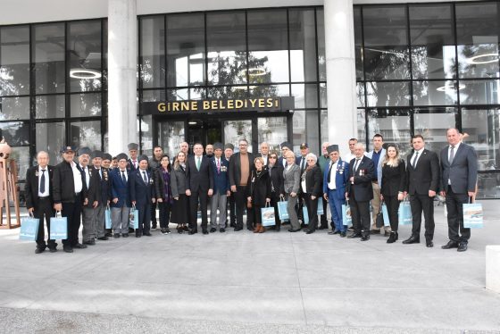 Ayvalık Belediye Başkanı Mesut Ergin, Belediye Meclis Üyeleri ve Ayvalık’ta ikamet eden 1974 Kıbrıs Gazileri, Girne Belediye Başkanı Murat Şenkul’a ziyarette bulundu.